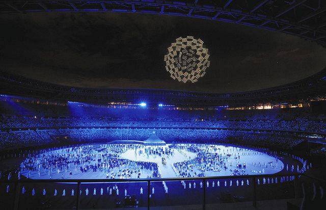 東京五輪の開会式で、小型無人機（ドローン）の編隊飛行によって描かれた市松模様の球体＝23日夜、国立競技場