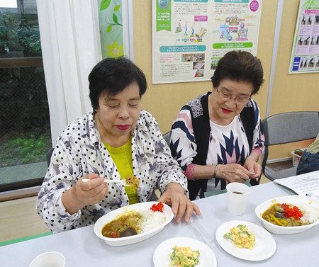 初めて開催された「おとな食堂」でカレーを味わう参加者ら＝豊島区で
