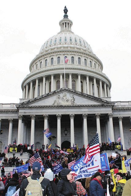 連邦議会議事堂に押しかけたトランプ氏支持者ら＝ワシントンで（岩田仲弘撮影）