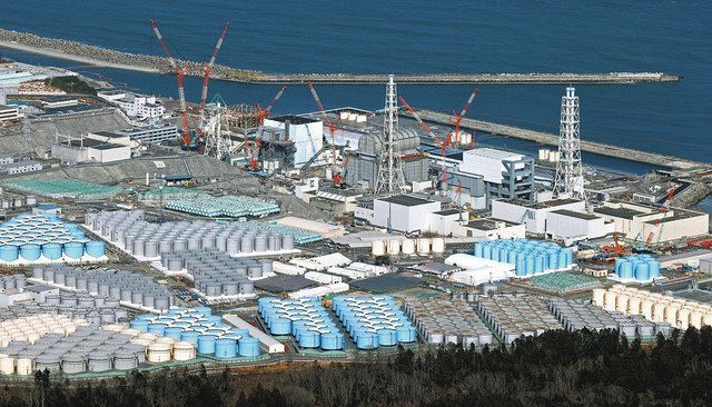 敷地内に処理水のタンクが立ち並ぶ東京電力福島第一原発＝３月４日、福島県で、本社ヘリ「おおづる」から 