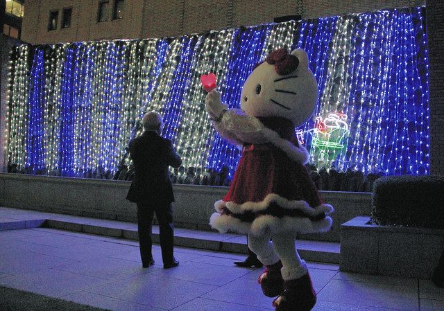 ハローキティも参加した「フコク生命の滝」イルミネーション点灯式＝千代田区で