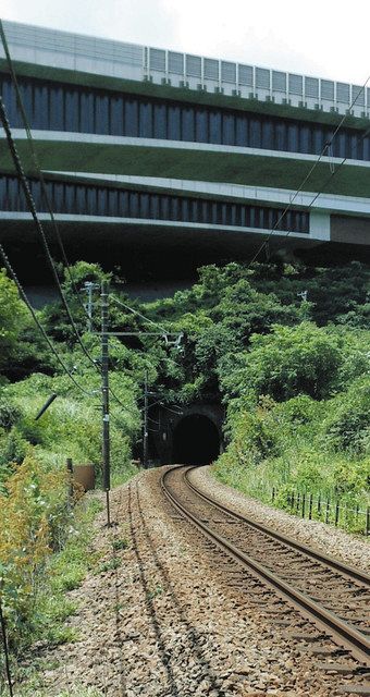 現在のＪＲ中央線下りの湯の花トンネル。この近くに供養塔などがある
