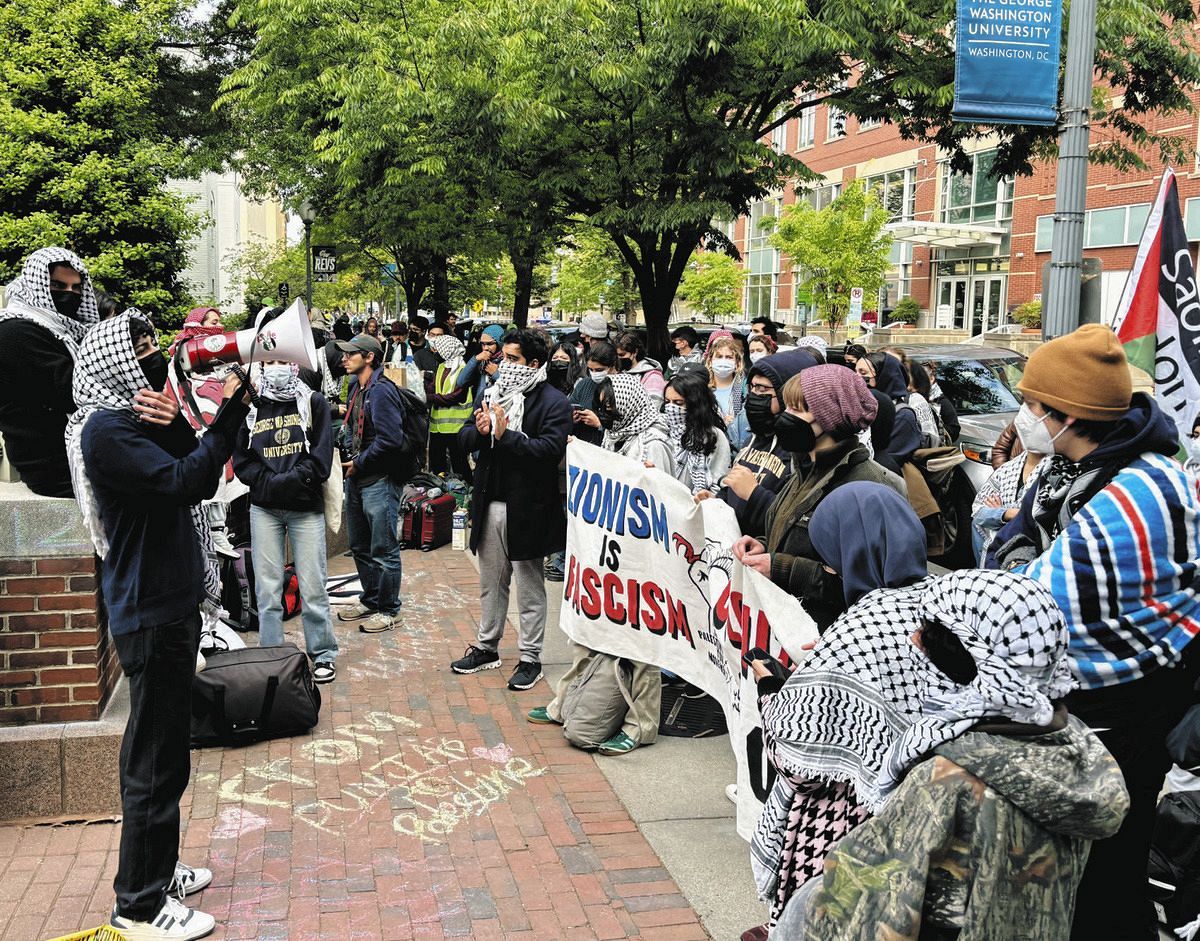 アメリカのジョージ・ワシントン大キャンパス周辺で抗議の声を上げる学生たち＝4月26日
