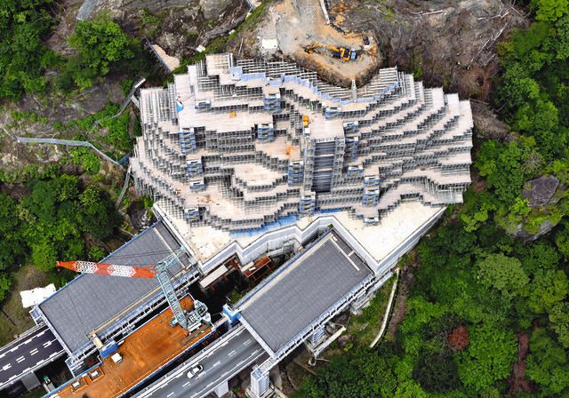 レゴブロック？要塞？ ではありません 高速トンネルの上にある巨大な岩