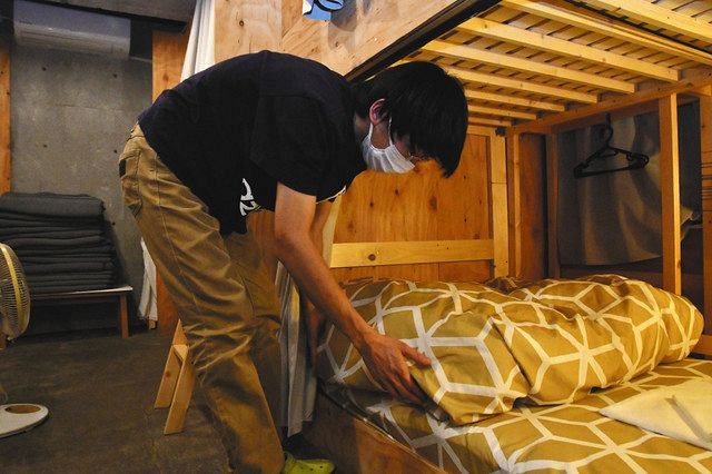 ゲストハウスのベッドを整える「ｅｎｎｏｖａ」のスタッフ＝静岡県熱海市で