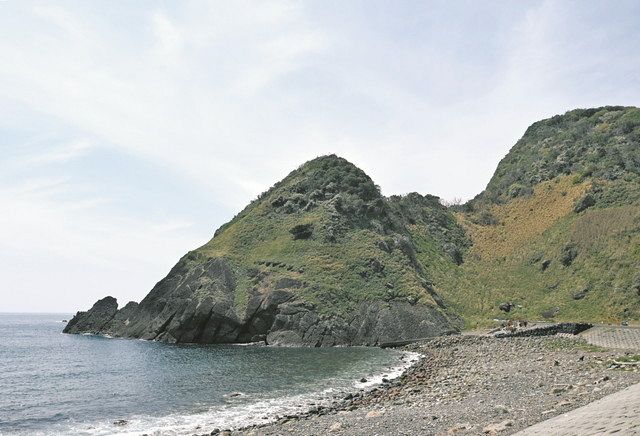 事故現場とみられる「魔王ルート」は、舗装された浜辺（右手前）の奥にある急斜面の反対側にある＝静岡県南伊豆町で