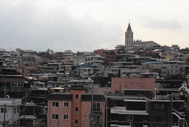 ソウルで８月中旬、教会の尖塔を中心に建物が密集する解放村