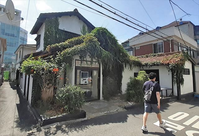 「敵産家屋」と呼ばれる日本風住宅を改造したカフェ