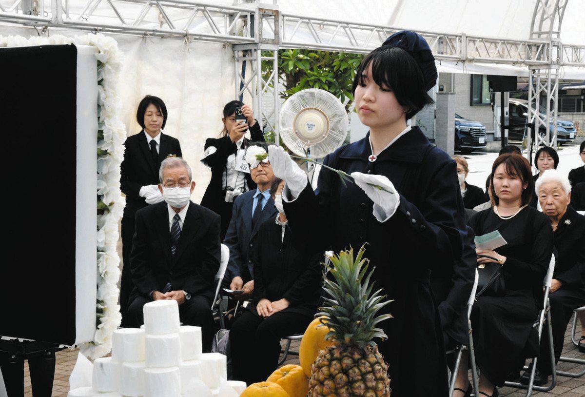 戦時下と同じ制服で先人に思いはせ… 日赤埼玉県支部で殉職救護員追悼式