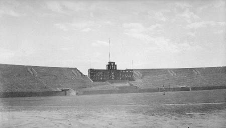 　占領下の時期に米兵が撮影したとみられる甲子園球場の写真（神戸市文書館提供）