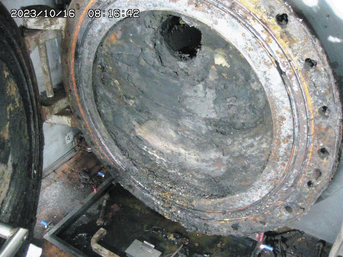 2号機原子炉格納容器内部につながる横穴。過去の調査時に開けた上部の穴のほかは、堆積物で埋め尽くされている＝東京電力福島第1原発で（国際廃炉研究開発機構提供）