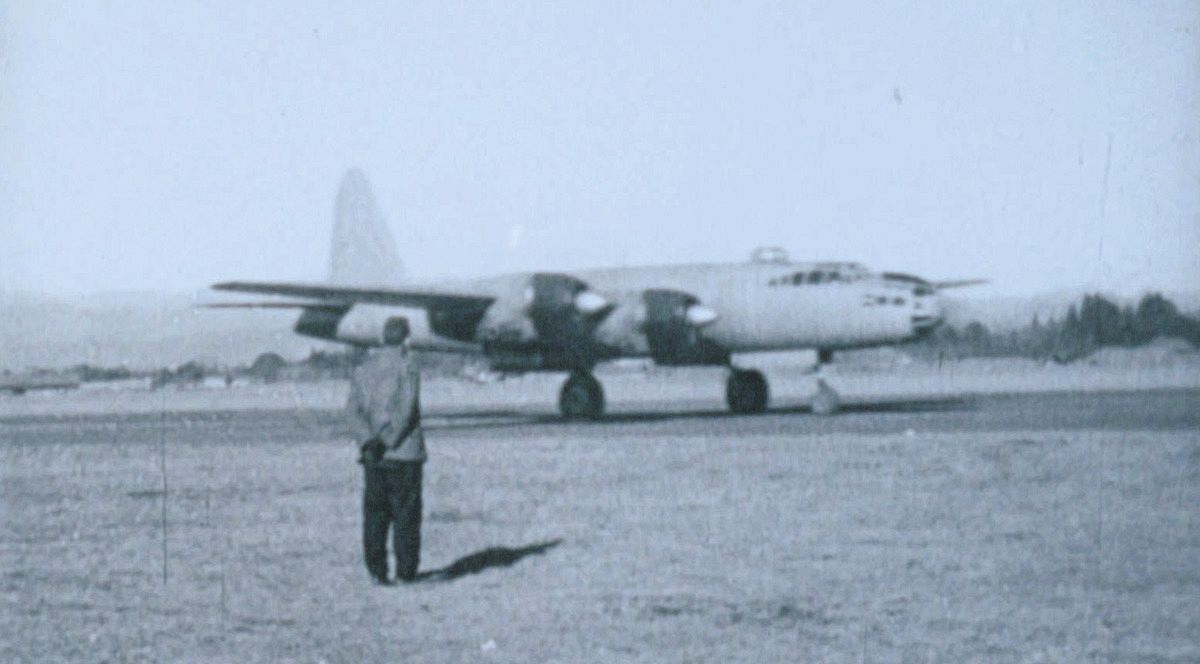 1944年12月、群馬県大泉町の小泉飛行場で試験飛行を終えた後とみられる「連山」＝群馬県立歴史博物館提供