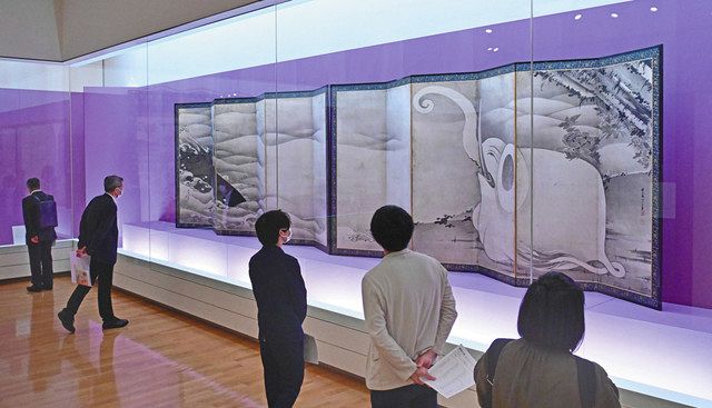 「動物の絵　日本とヨーロッパ」展の内覧会＝１７日、東京都府中市の市美術館で
