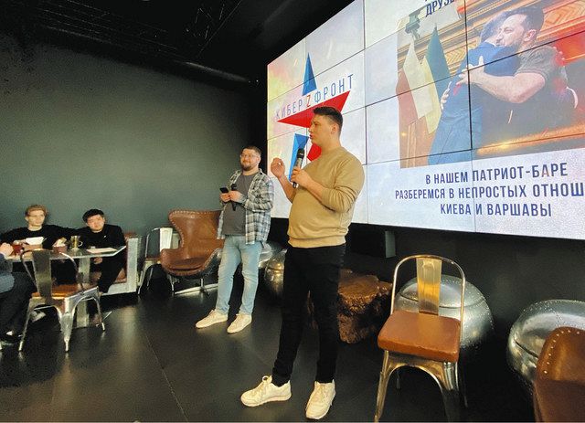 サンクトペテルブルクで毎週開かれているサイバー戦線Ｚの集会＝小柳悠志撮影