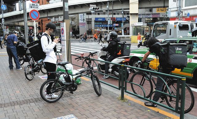 ウーバーイーツの「聖地」といわれる世田谷・三軒茶屋のマクドナルドの前の道。お昼前後になると配達注文を求めてたくさんの配達員が集まってくる 