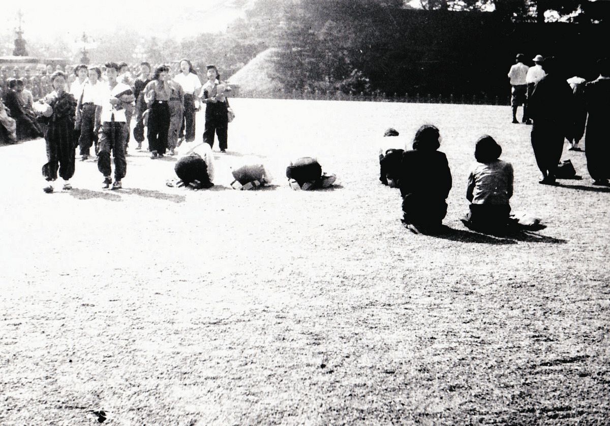 老いも若きも慟哭している…警視庁カメラマンが目撃した終戦直前の