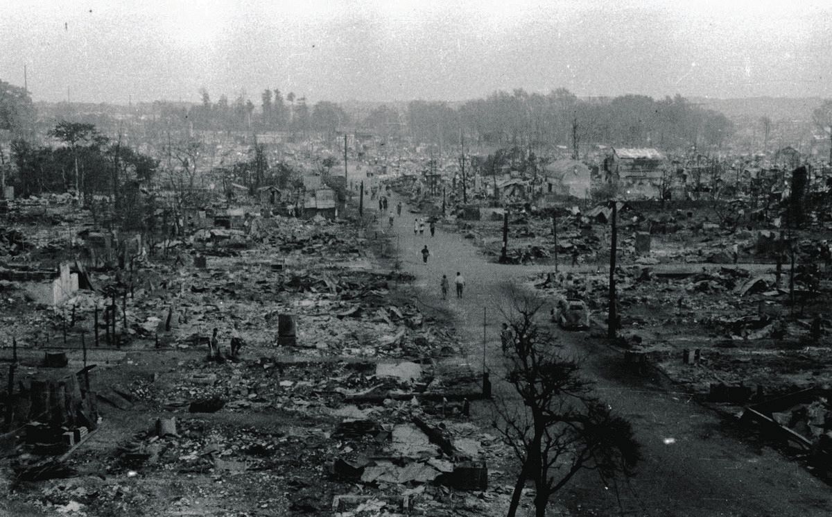 第二次世界大戦　記念写真　中華東南地域 老いも若きも慟哭している…警視庁カメラマンが目撃した終戦直前の