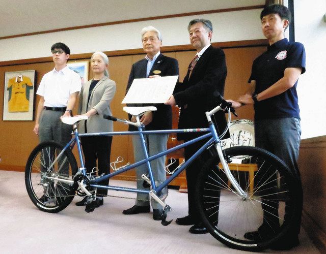 風切る爽快感 楽しみたい 栃木県立盲学校に小山の愛好家が2人乗り