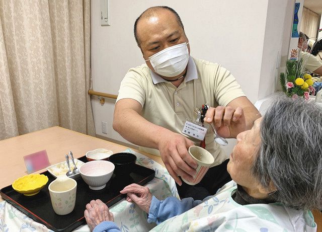 有料老人ホームで夕食後に利用者に薬を飲ませる介護職員。処方薬のチェックは複数の職員で行っている＝東京都大田区で