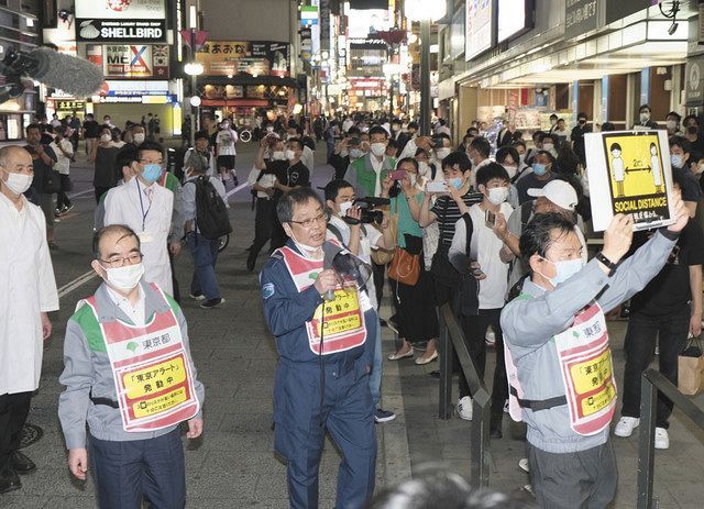 「東京アラート」の発令期間中、歌舞伎町で注意喚起する東京都の職員ら＝５日、東京都新宿区で