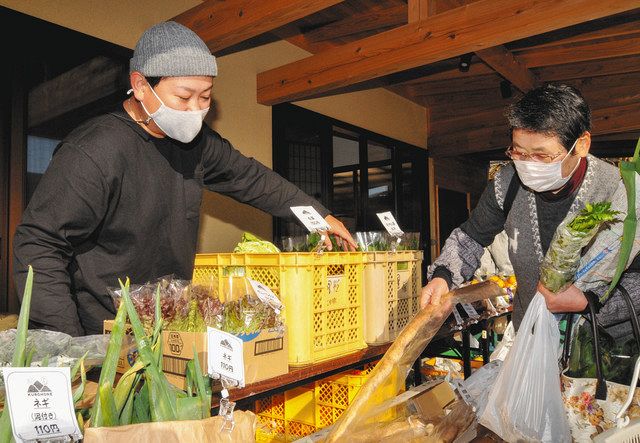 新鮮な野菜を販売する岩崎さん（左）＝いずれも群馬県桐生市で
