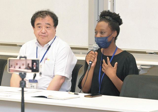 外国籍の子どもに対する在留特別許可方針について記者会見する日本生まれの在留ガーナ人のクアテン・ユニスさん（右）と指宿昭一弁護士