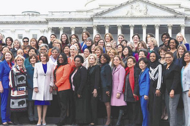 民主党の女性下院議員らは 婦人参政権運動に敬意を表し トップ 白い服