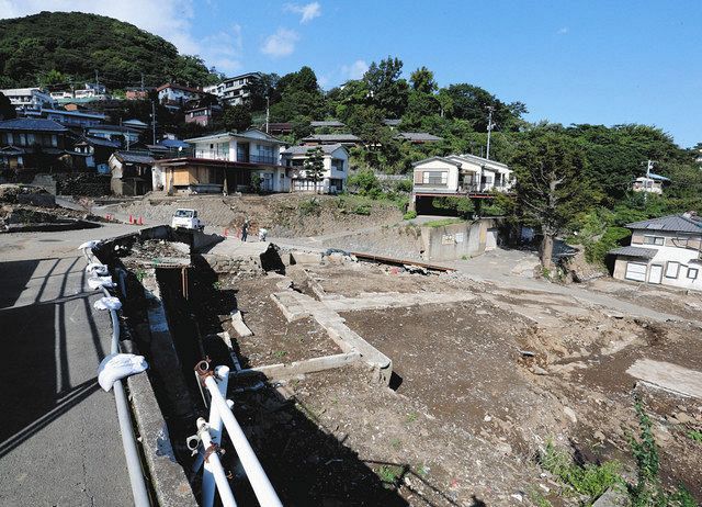 土石流災害から３カ月が経ち、土砂が取り除かれて家が建ってた土台がはっきりした伊豆山地区＝いずれも２日午後、熱海市で（立浪基博撮影）