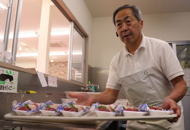 中島孝さんは市場で自ら選んだ地元産を中心とした鮮魚をさばいて刺し身にし、息子が継いでくれた店に並べる＝福島県相馬市で