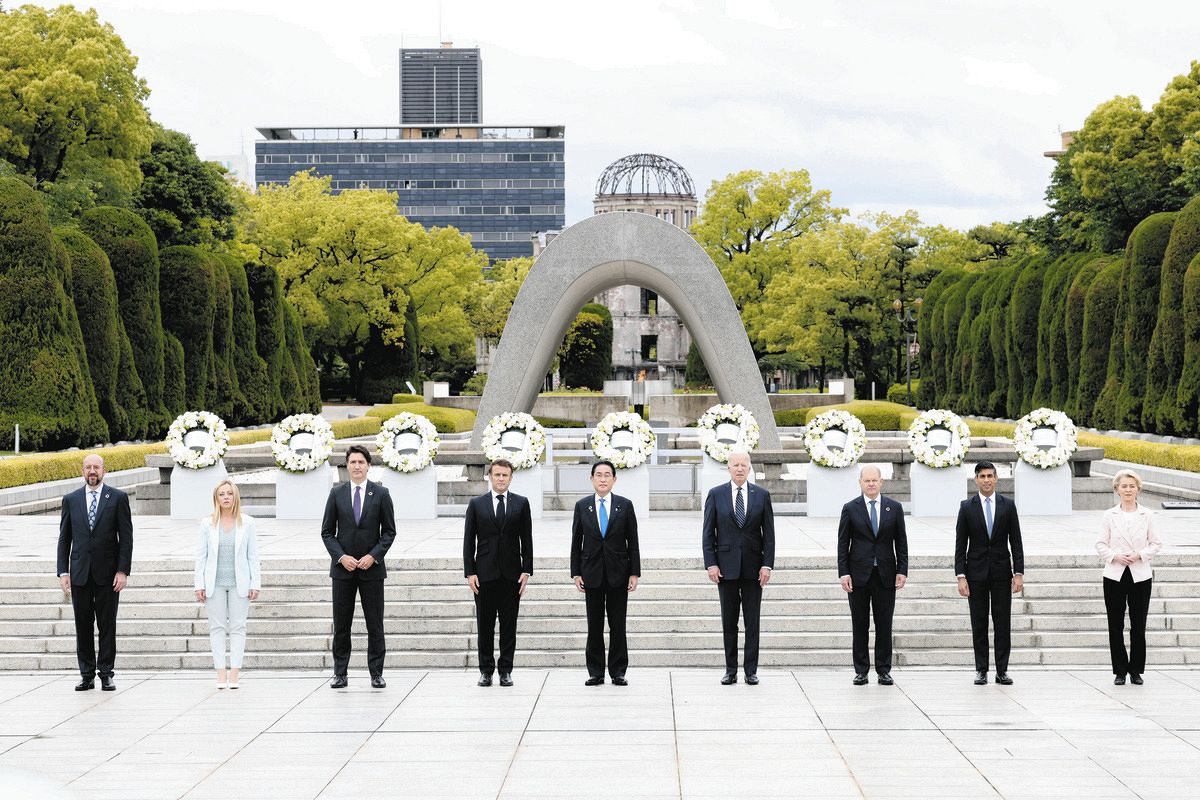 平和記念公園で記念撮影に納まるG7首脳ら＝2023年5月