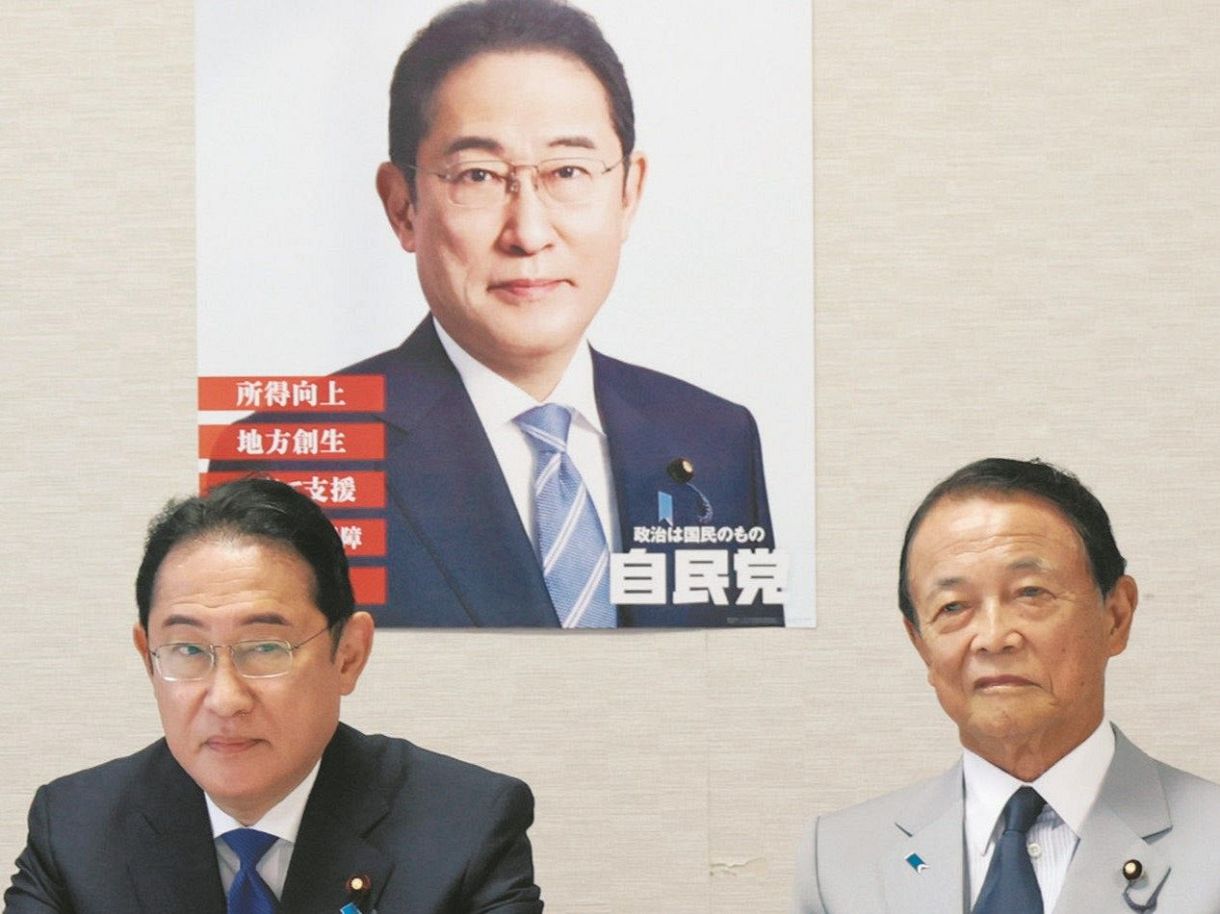 20日、自民党の役員会に臨む岸田首相（左）、麻生副総裁（佐藤哲紀撮影）