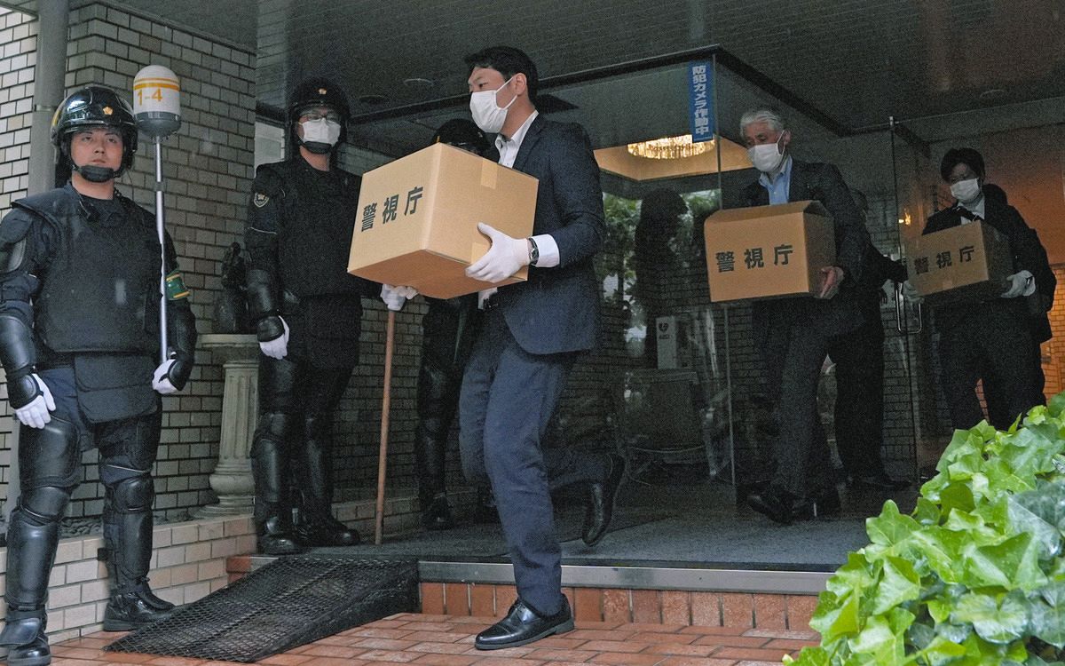 Los investigadores del Departamento de Policía Metropolitana de Tokio registraron la oficina de Tsubasa no Toi en el distrito Chiyoda de Tokio y retiraron las cajas de cartón el día 13.