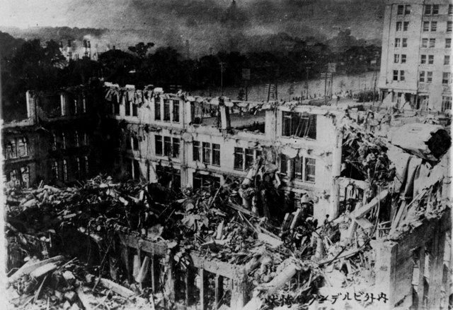 1961年公開　当時の新聞切抜き　骸骨面　丸の内東宝 大震災を見た青年＞（中）2日夜～7日 「2000人襲来」生きた心地せず