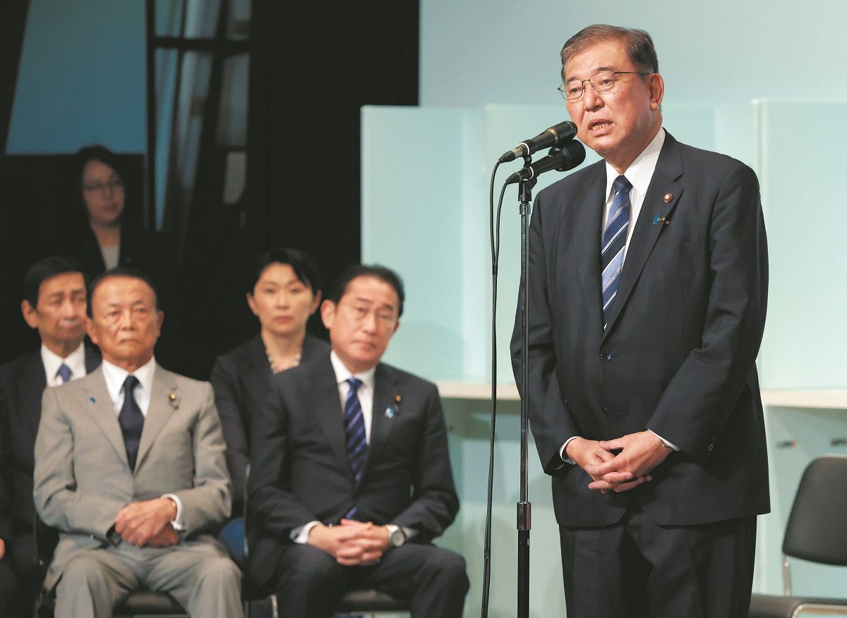 自民党の新総裁に選出され、両院議員総会であいさつるす石破茂元幹事長（右）＝9月27日午後、自民党本部で（佐藤哲紀撮影）