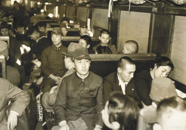 戦時中の列車内。２人用座席の肘掛けが外され、３人座るよう励行された＝鉄道博物館提供