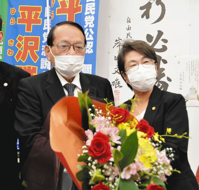 支援者から花束を受け取る平沢さん（左）＝葛飾区で
