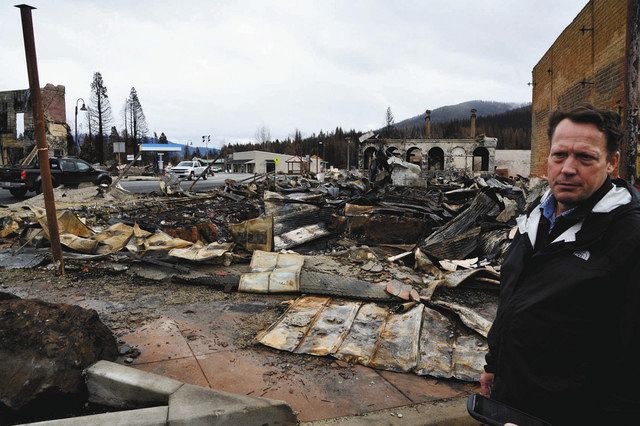 米西部カリフォルニア州グリーンビルで昨年１１月、経営していた薬局の焼け跡で大火災を振り返るケビン・ゴスさん
