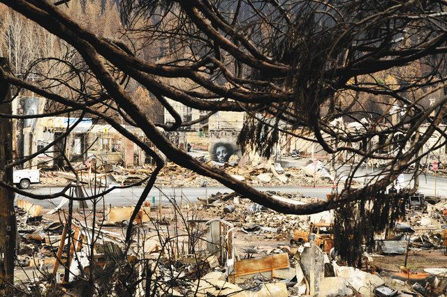 米西部カリフォルニア州グリーンビルで昨年１１月、山林から見た焼けた街の跡地