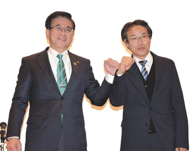 公開討論した高橋さん（左）と佐藤さん＝秦野市で
