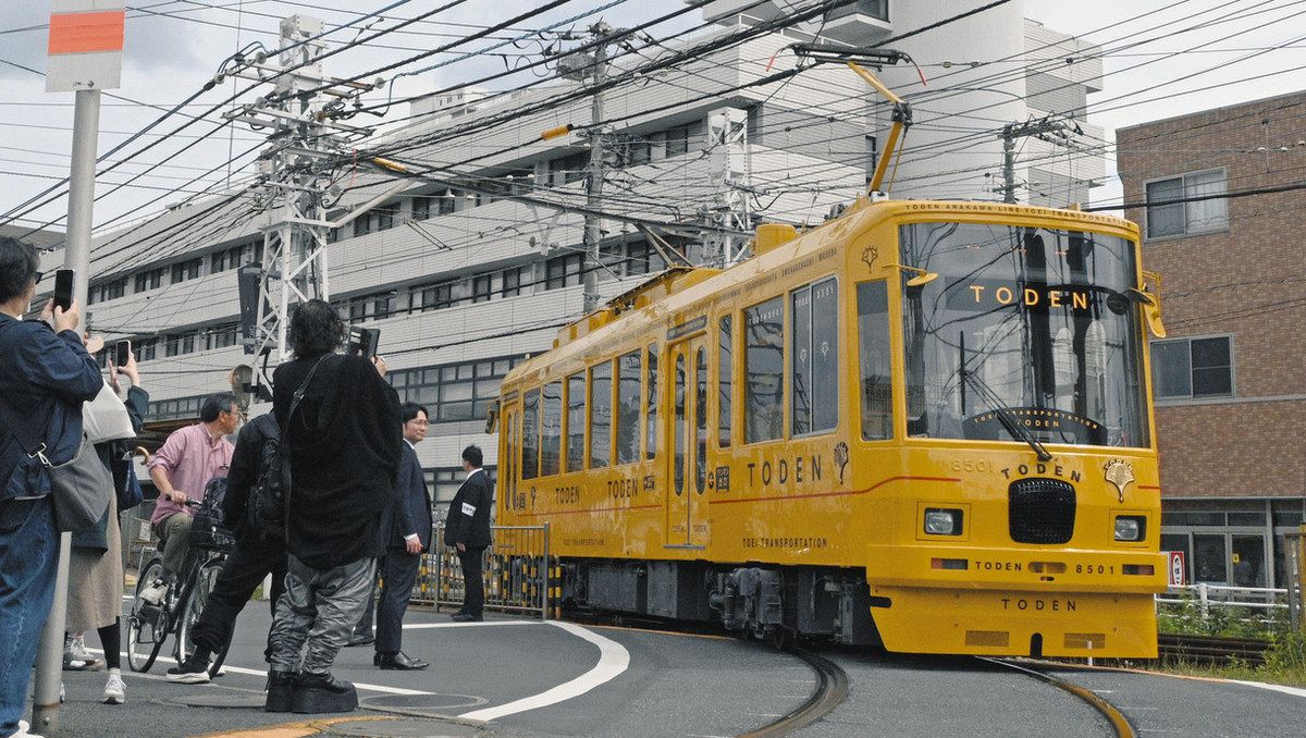 木の香り漂う山吹車体が登場 都電荒川線、きょうから運行 「ななつ星