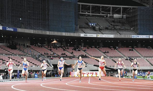 今年の日本選手権女子１００メートル決勝で力走する選手＝１０月２日、新潟市のデンカビッグスワンスタジアムで 
