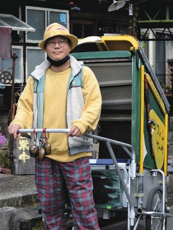 リヤカーでシフォンケーキを販売する久保田哲さん＝青梅市で