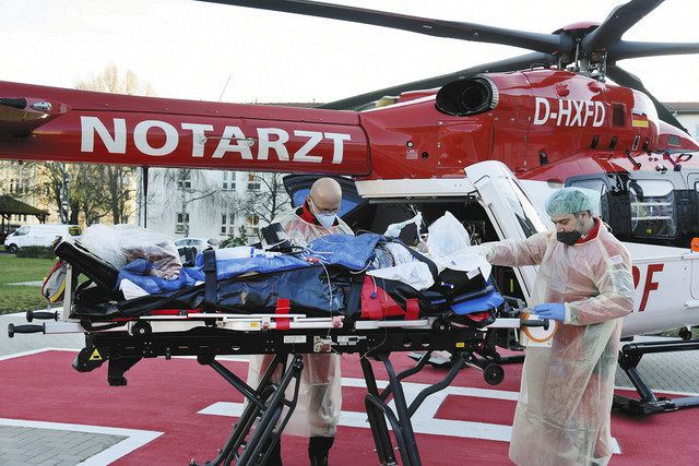 新型コロナに感染した妊婦をヘリコプターで輸送する救急隊＝３日、ドイツのヴィッテンベルクで（ＡＰ）
