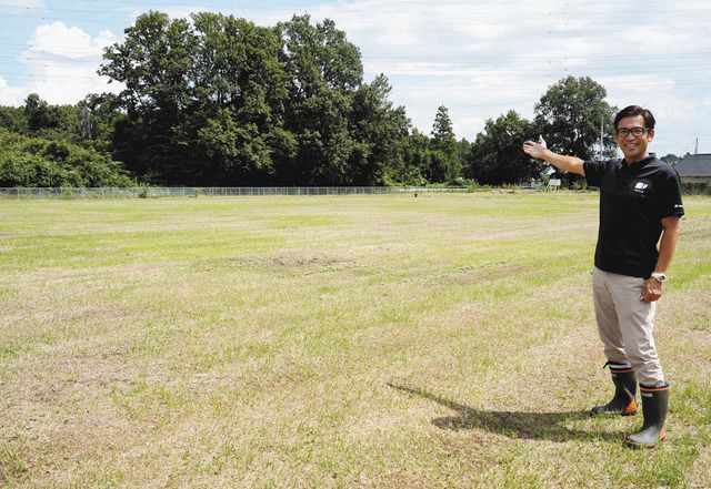 きれいに刈りそろえられたグラウンドを紹介する秋元さん＝那須塩原市で