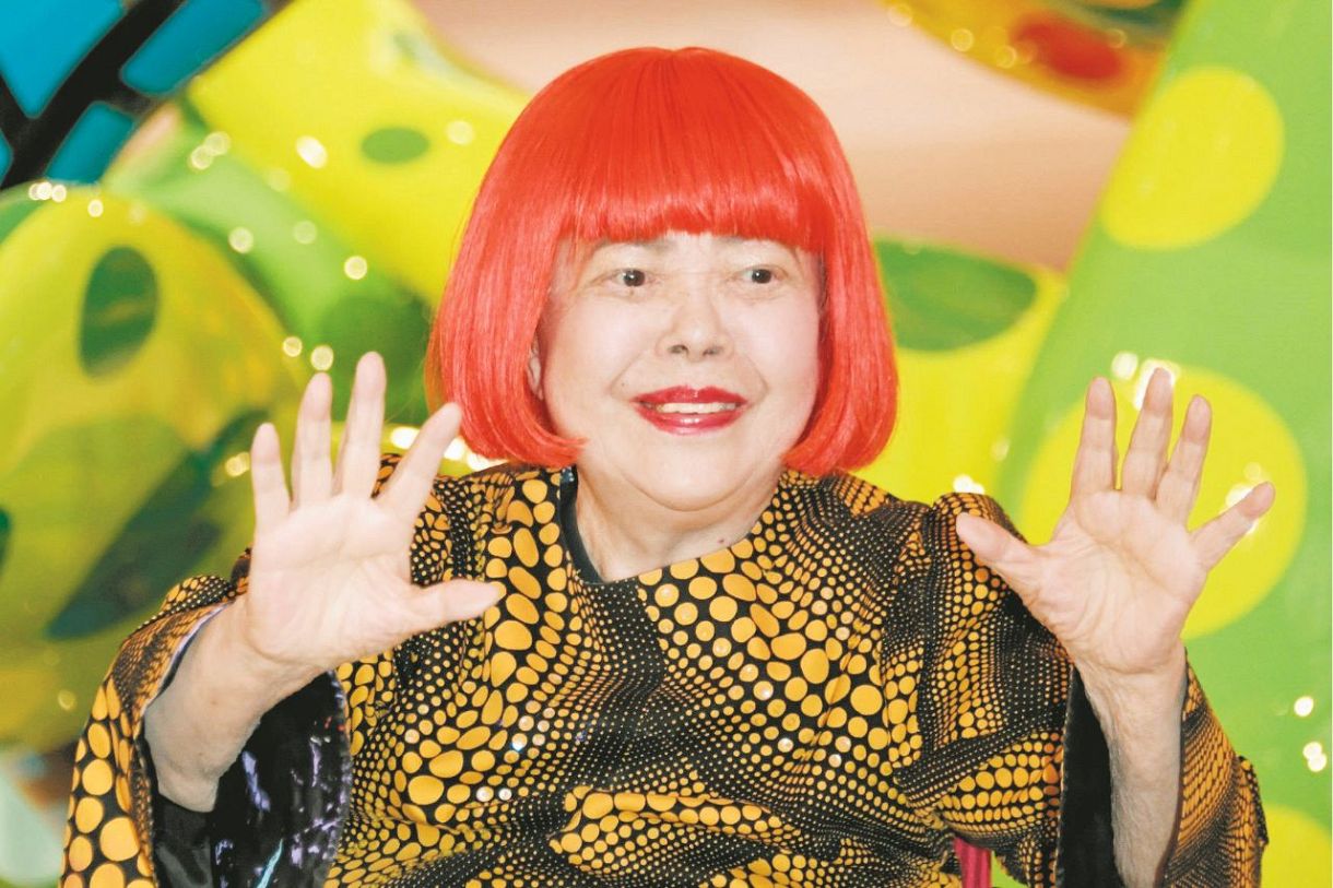 悼む〉草間彌生さんが「水玉と網の目」で彩った作品に託した、未来への