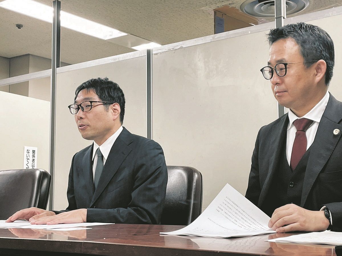 判決後に弁護士（右）とともに記者会見する石渡智大氏＝東京・霞が関の司法記者クラブで