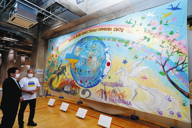 展示された「キッズゲルニカ」の作品について小林市長（左）に説明する渡辺さん＝厚木市で
