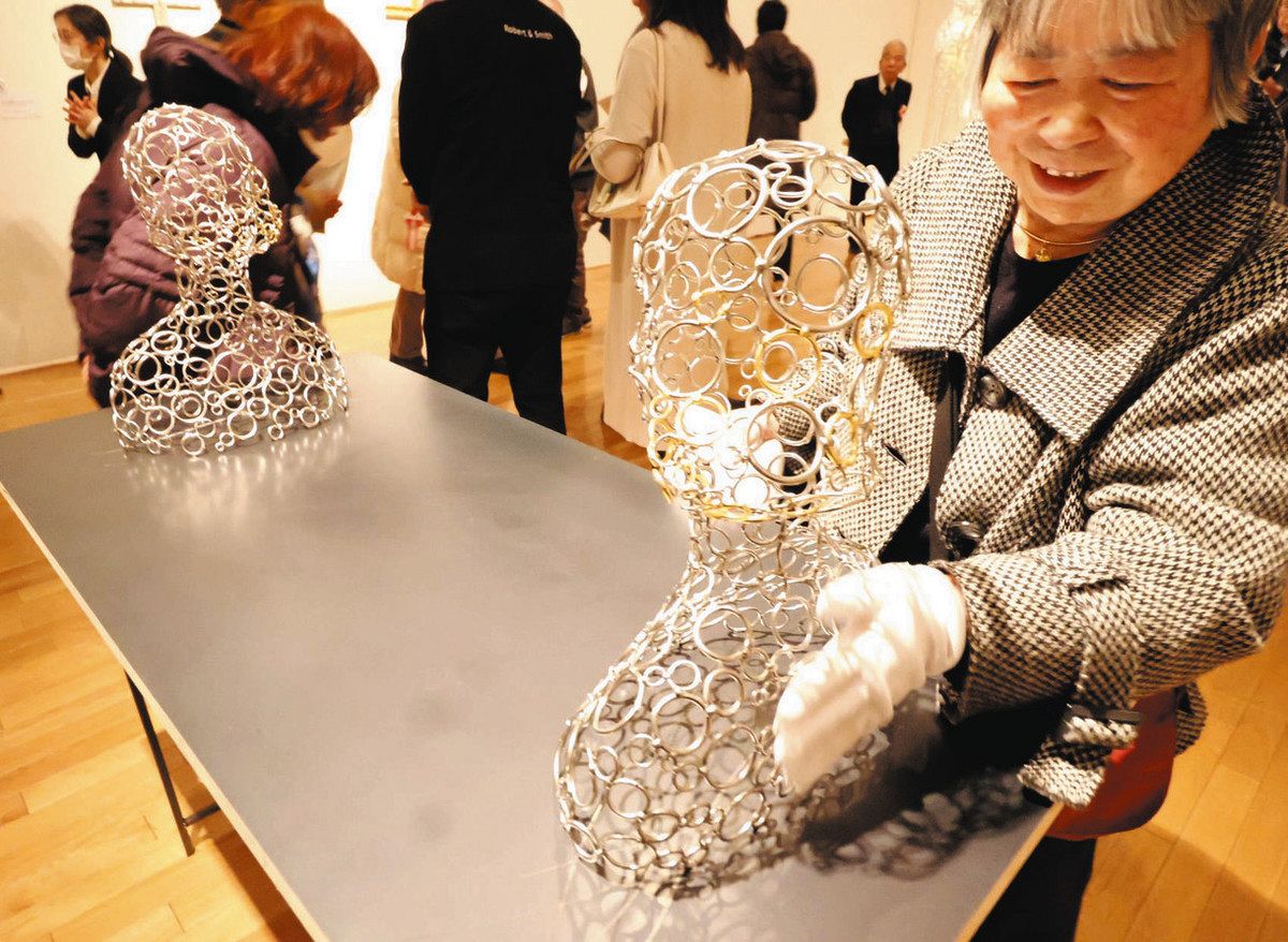 気軽に触れて鑑賞して 金属や大木…4人の彫刻ずらり 視覚障害者らに配慮