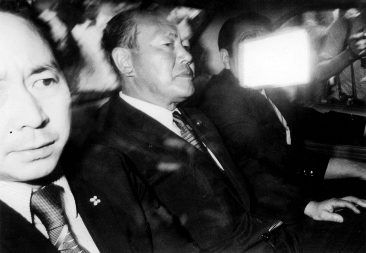 ロッキード事件で逮捕され、東京地検を出る田中角栄元首相＝1976年7月、東京・霞が関で 