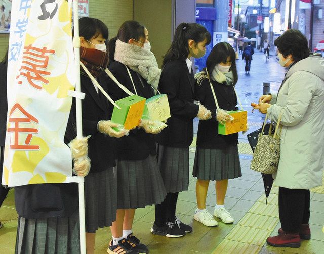 狛江駅前で募金を呼び掛ける生徒ら＝狛江市で（市提供）
